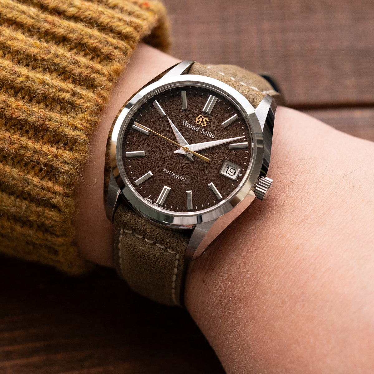 MiLTAT 21mm or 22mm Genuine Olive Brown Distressed Leather Watch Strap Extra Soft, Beige Stitching
