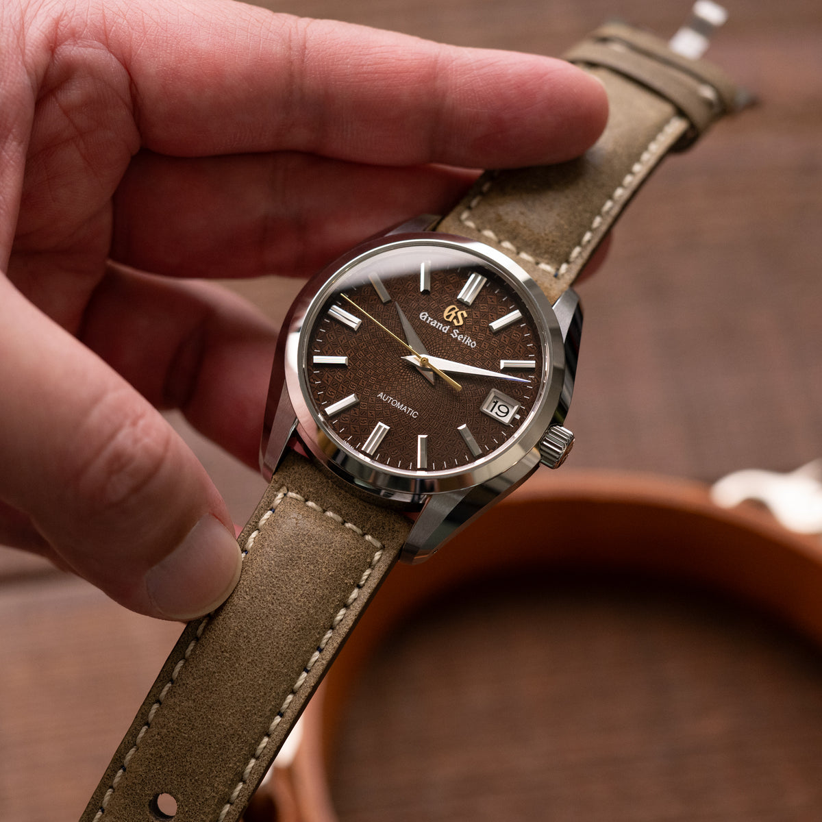 MiLTAT 21mm or 22mm Genuine Olive Brown Distressed Leather Watch Strap Extra Soft, Beige Stitching